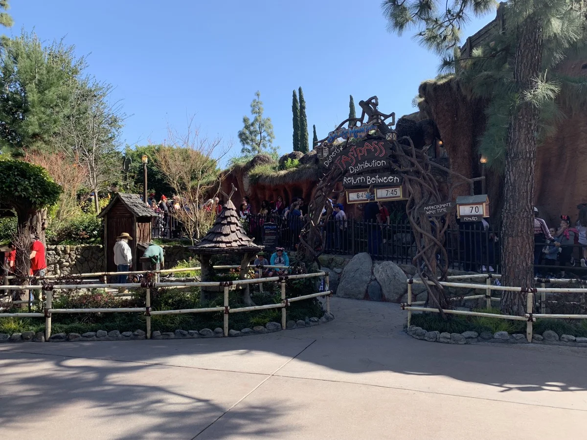 disneyland fastpass maxpass splash kiosk 1.jpeg