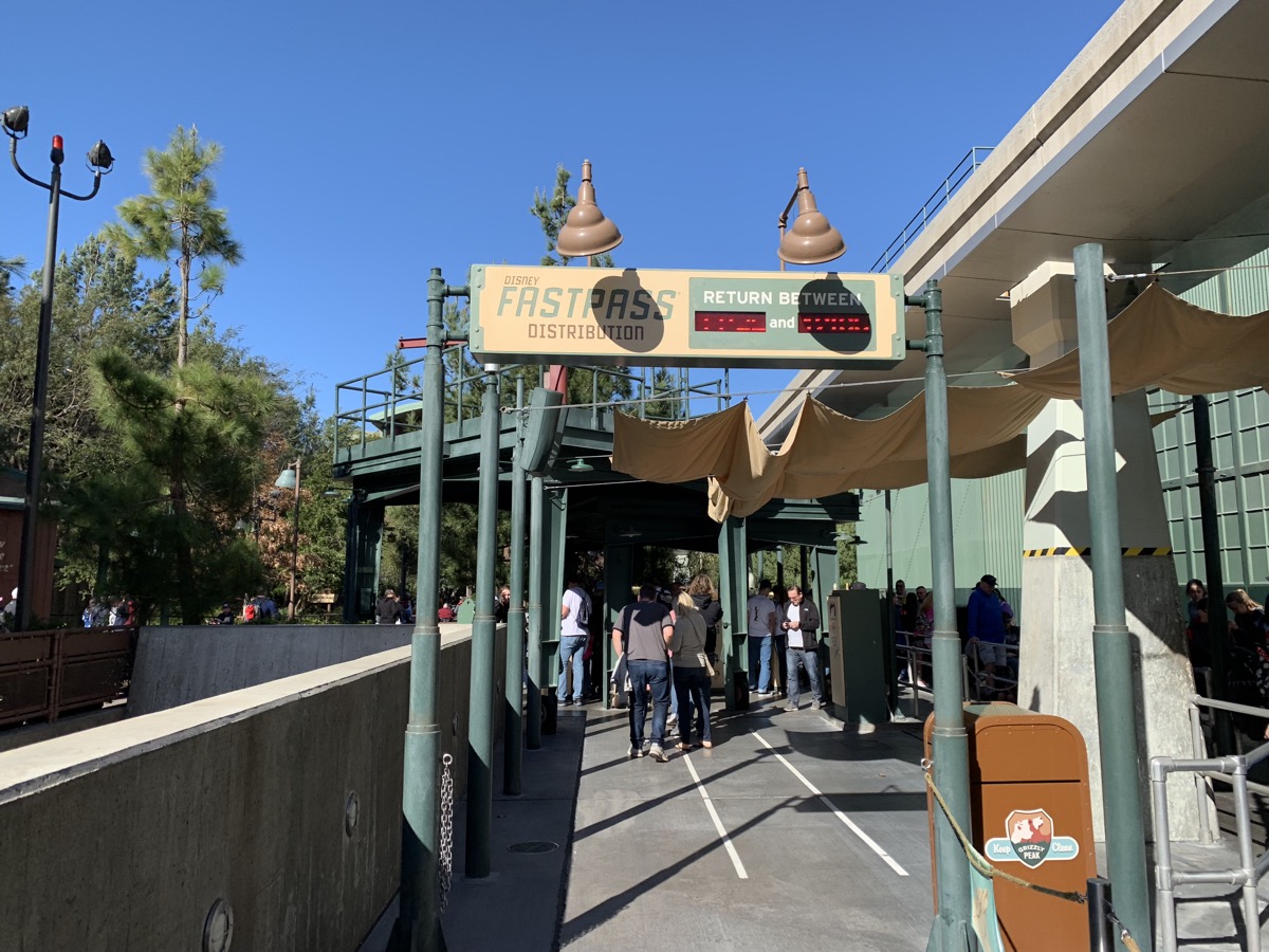 disneyland fastpass maxpass soarin kiosk 3.jpeg