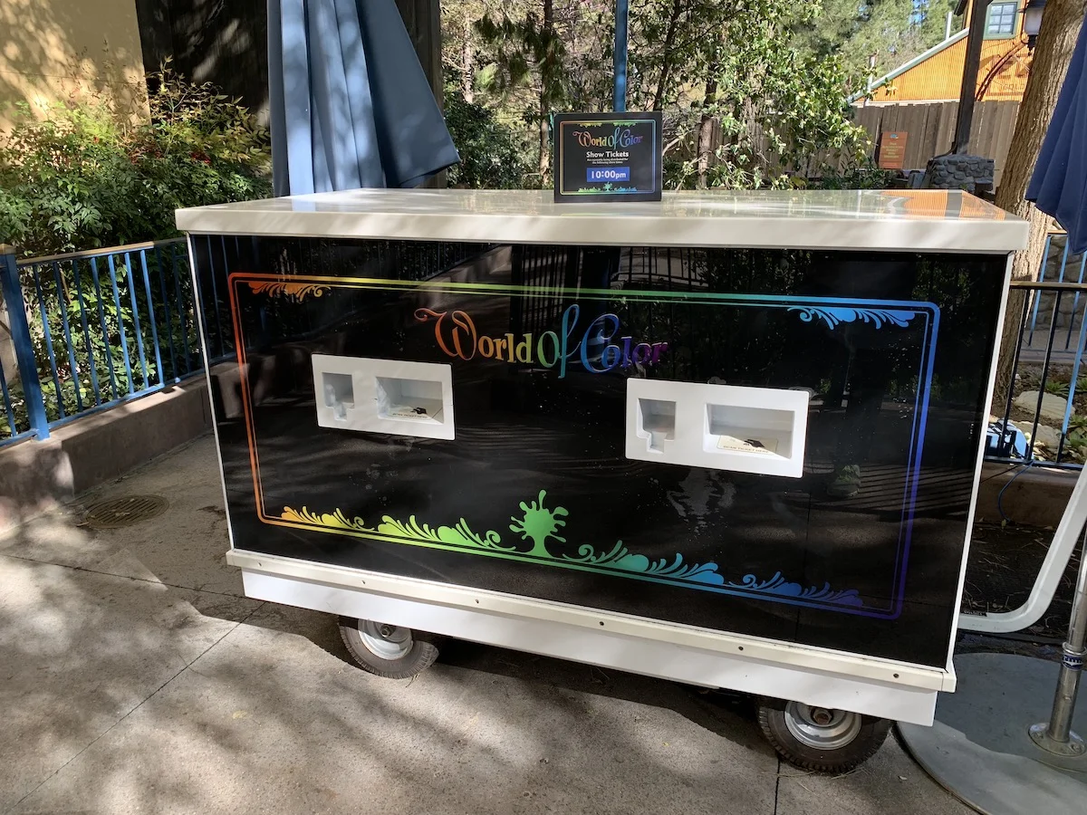 disneyland fastpass maxpass world of color kiosk.jpeg