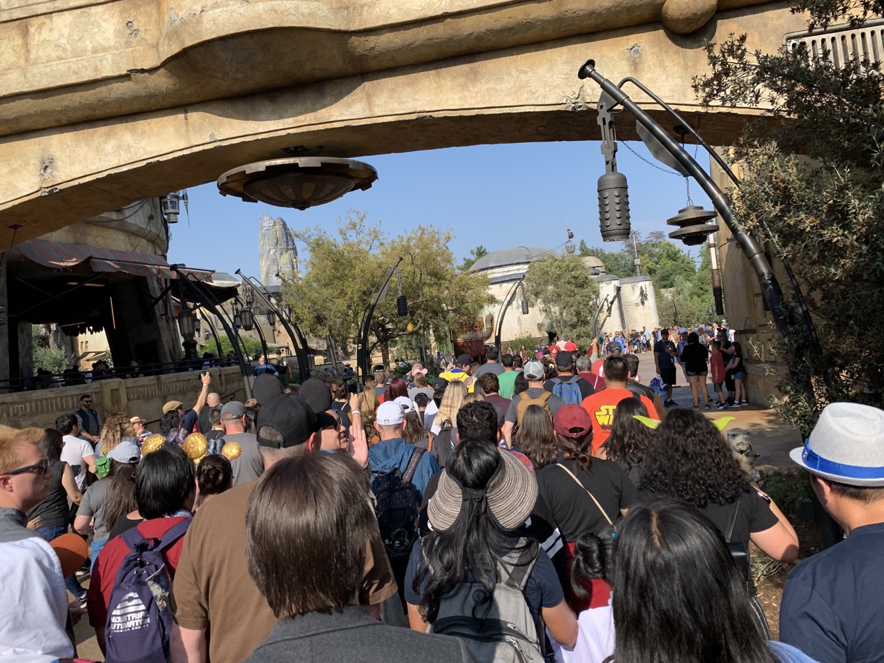 disneyland trip report galaxys edge afternoon 09 entering land.jpeg