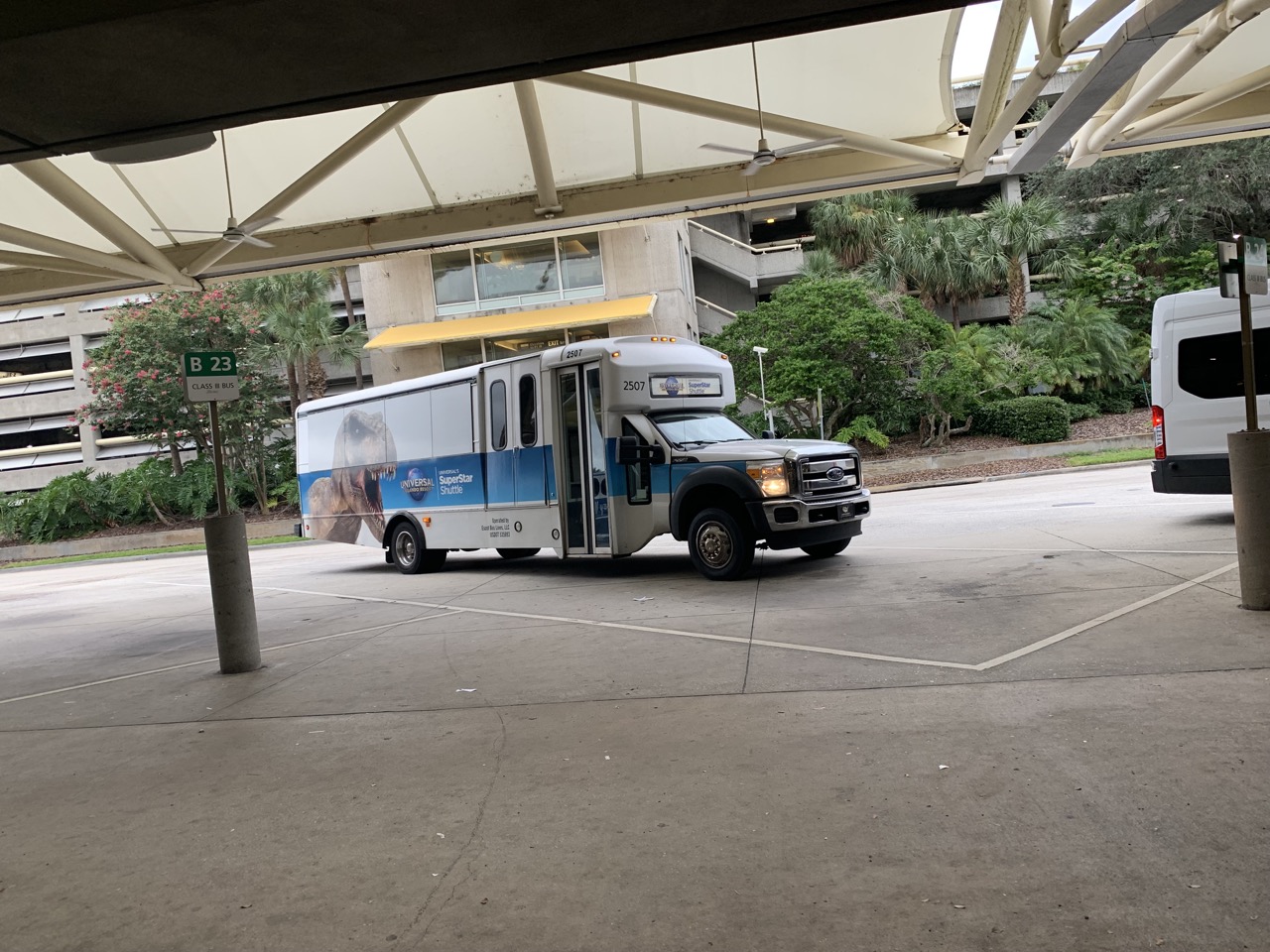 universal orlando summer 2019 trip report part 2 shuttle outside.jpeg