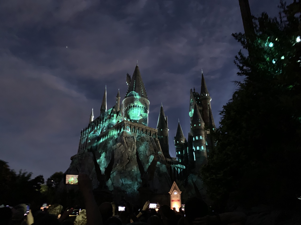 universal orlando summer 2019 trip report part 5 hogwarts lights.jpeg