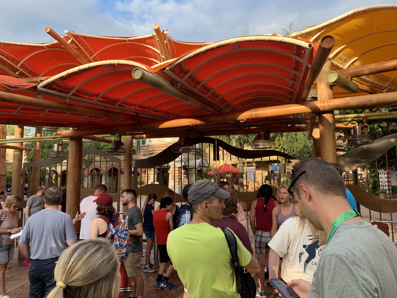 universal islands of adventure rope drop morning strategy 07 crowd.jpeg