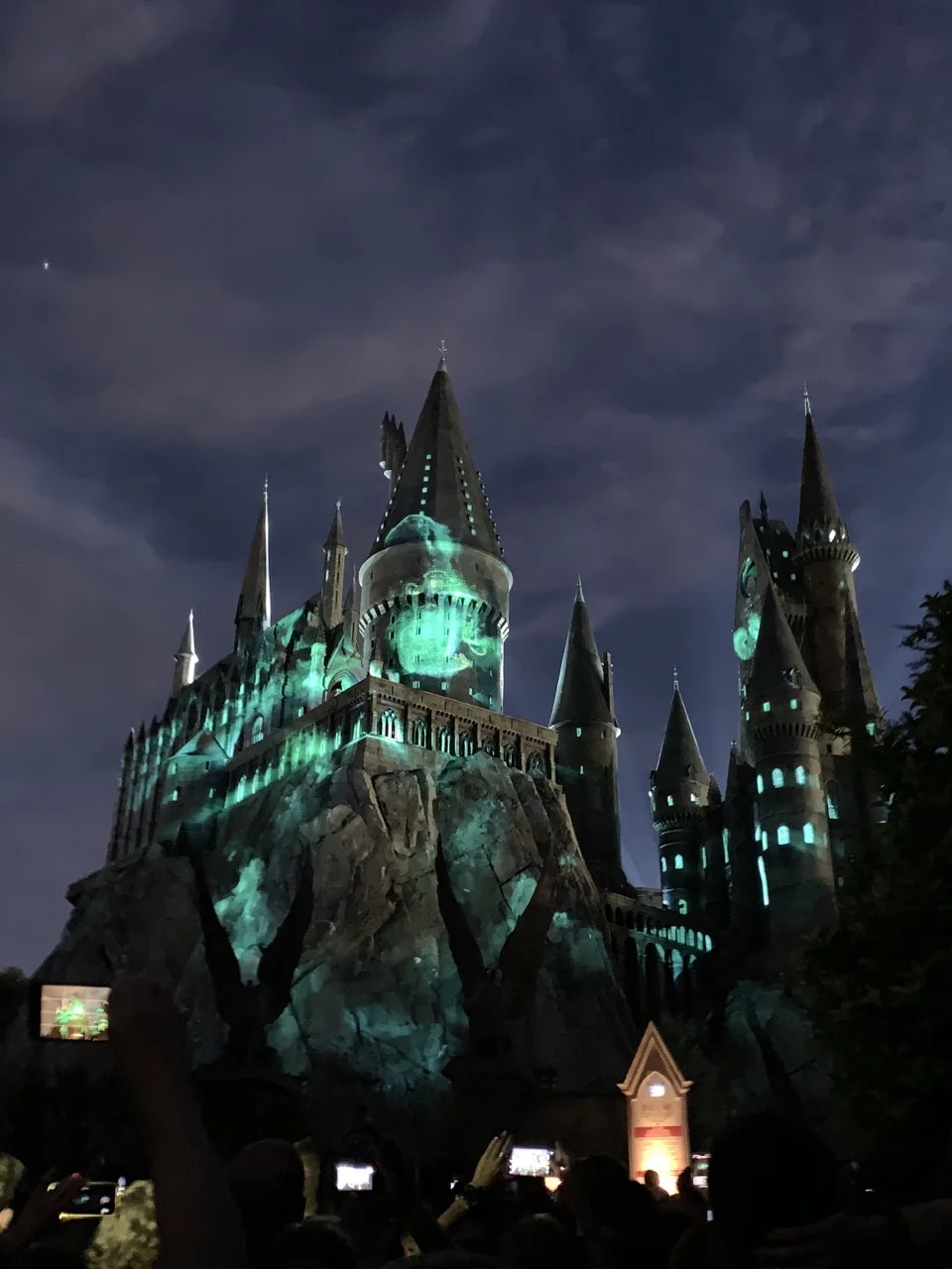 universal islands of adventure one day itinerary plan 11 nighttime hogwarts.jpeg