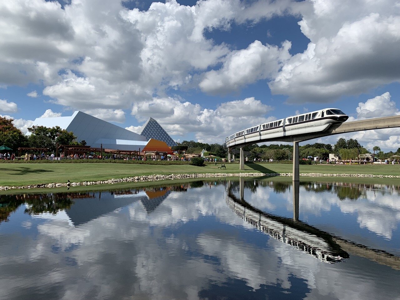 epcot rope drop epcot.jpeg