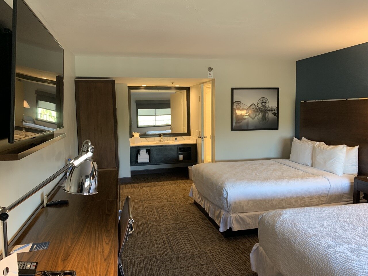 four points sheraton by anaheim room 01.jpeg