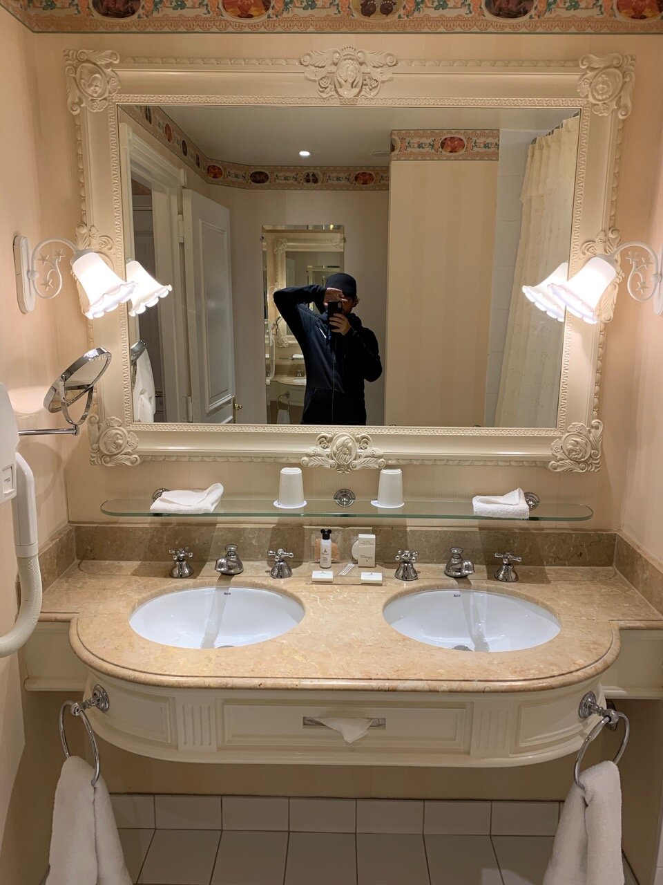 disneyland hotel paris review bathroom 02.jpeg