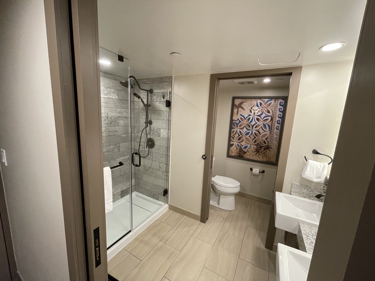 disney-polynesian-village-review-moana-rooms-bathroom-01.jpeg