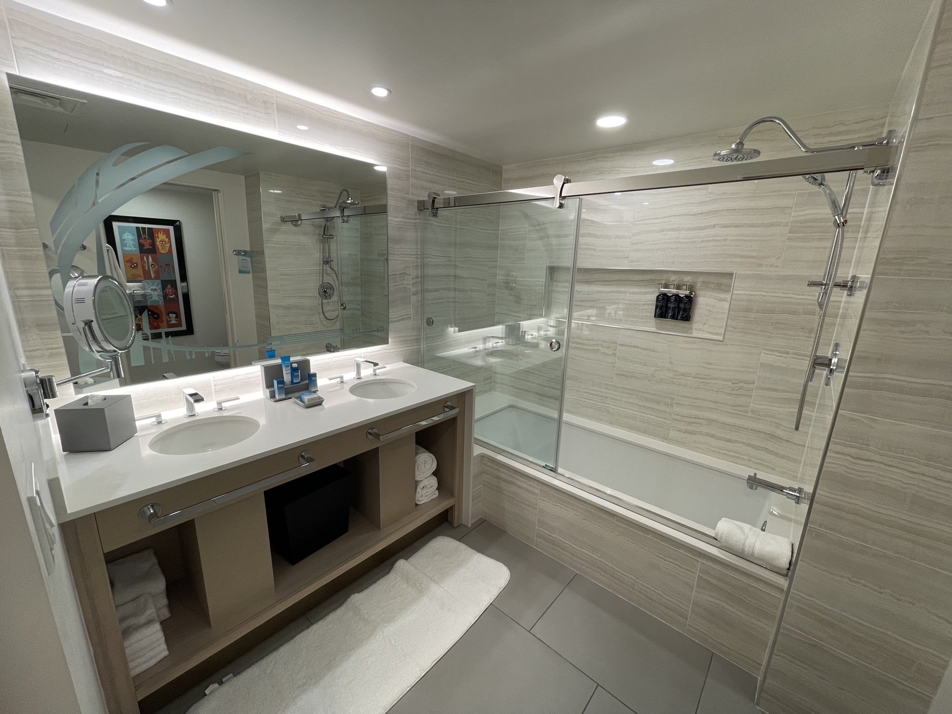 contemporary-resort-incredibles-room-bathroom-01.jpeg