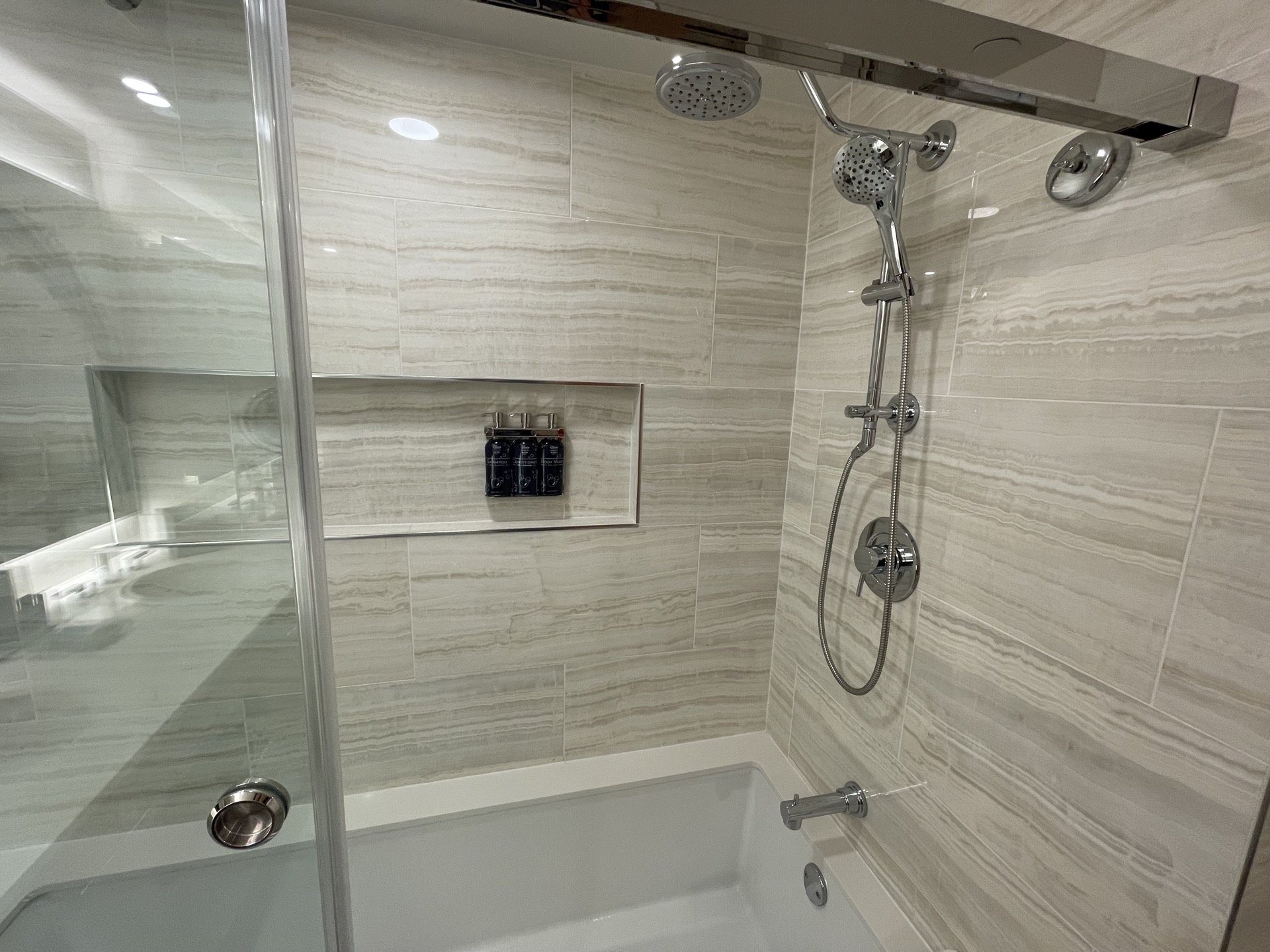 contemporary-resort-incredibles-room-bathroom-04.jpeg