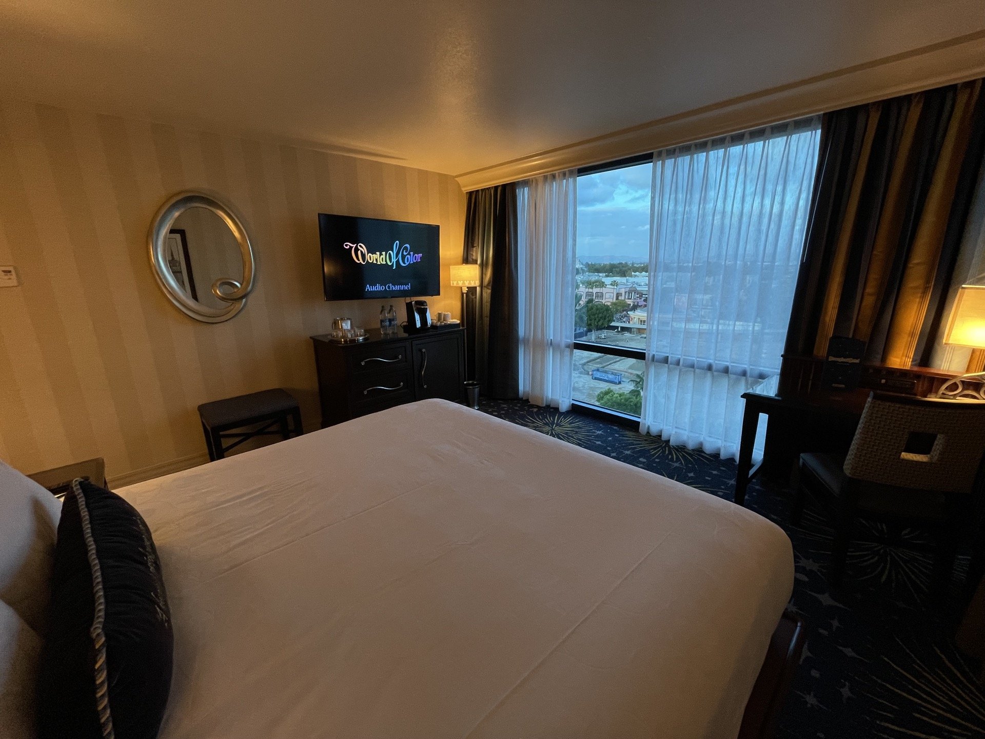 disneyland-hotel-room-02.jpeg