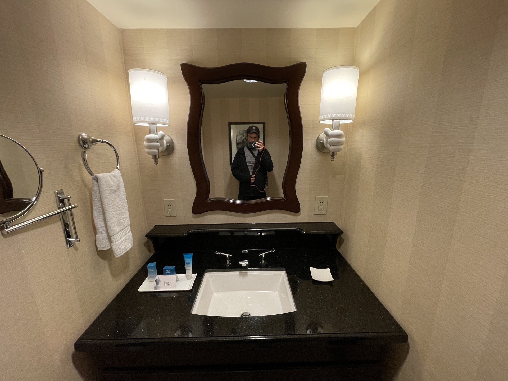 disneyland-hotel-bathroom-02.jpeg