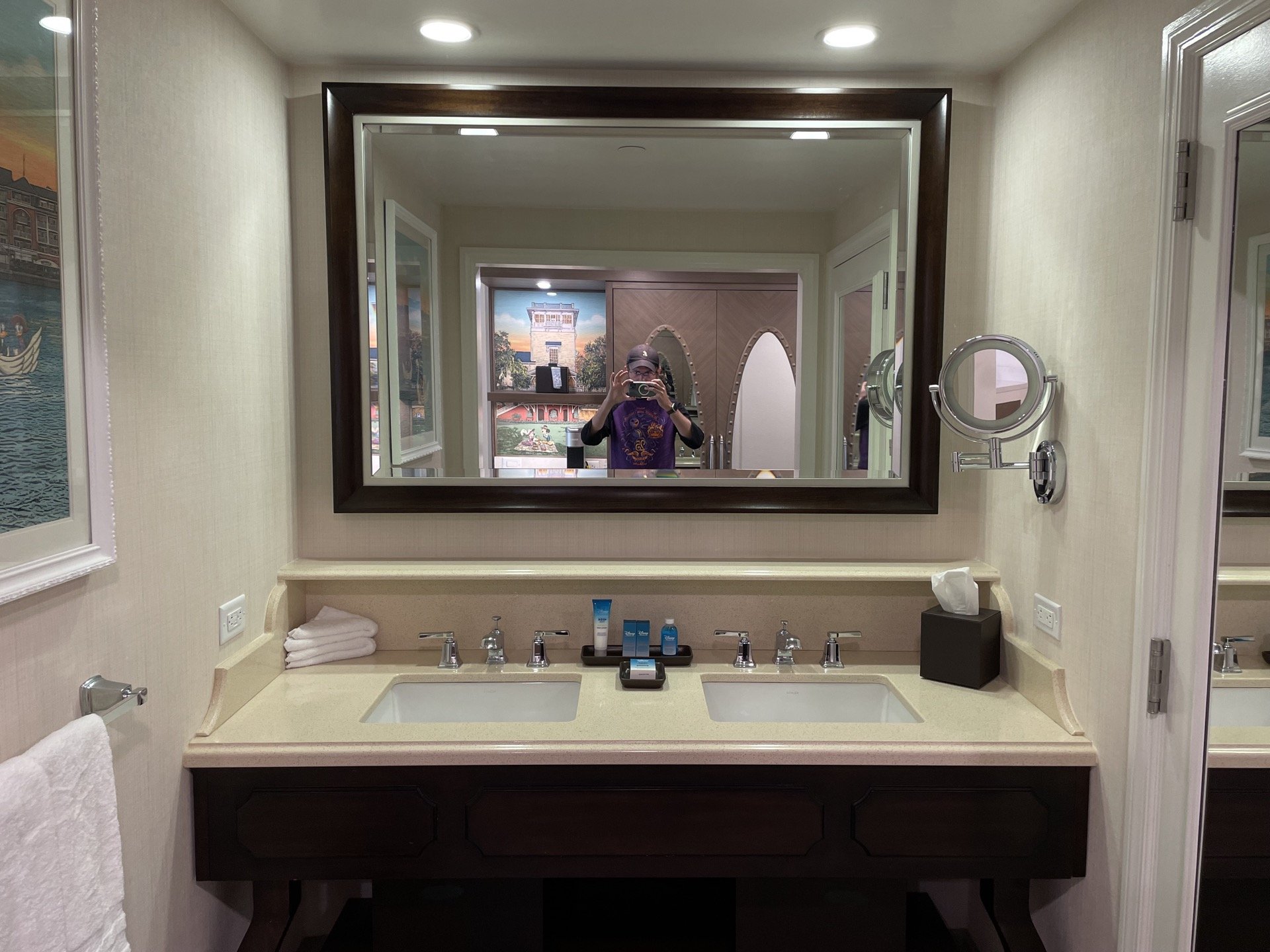 disney-world-boardwalk-inn-room-bathroom-01.jpeg