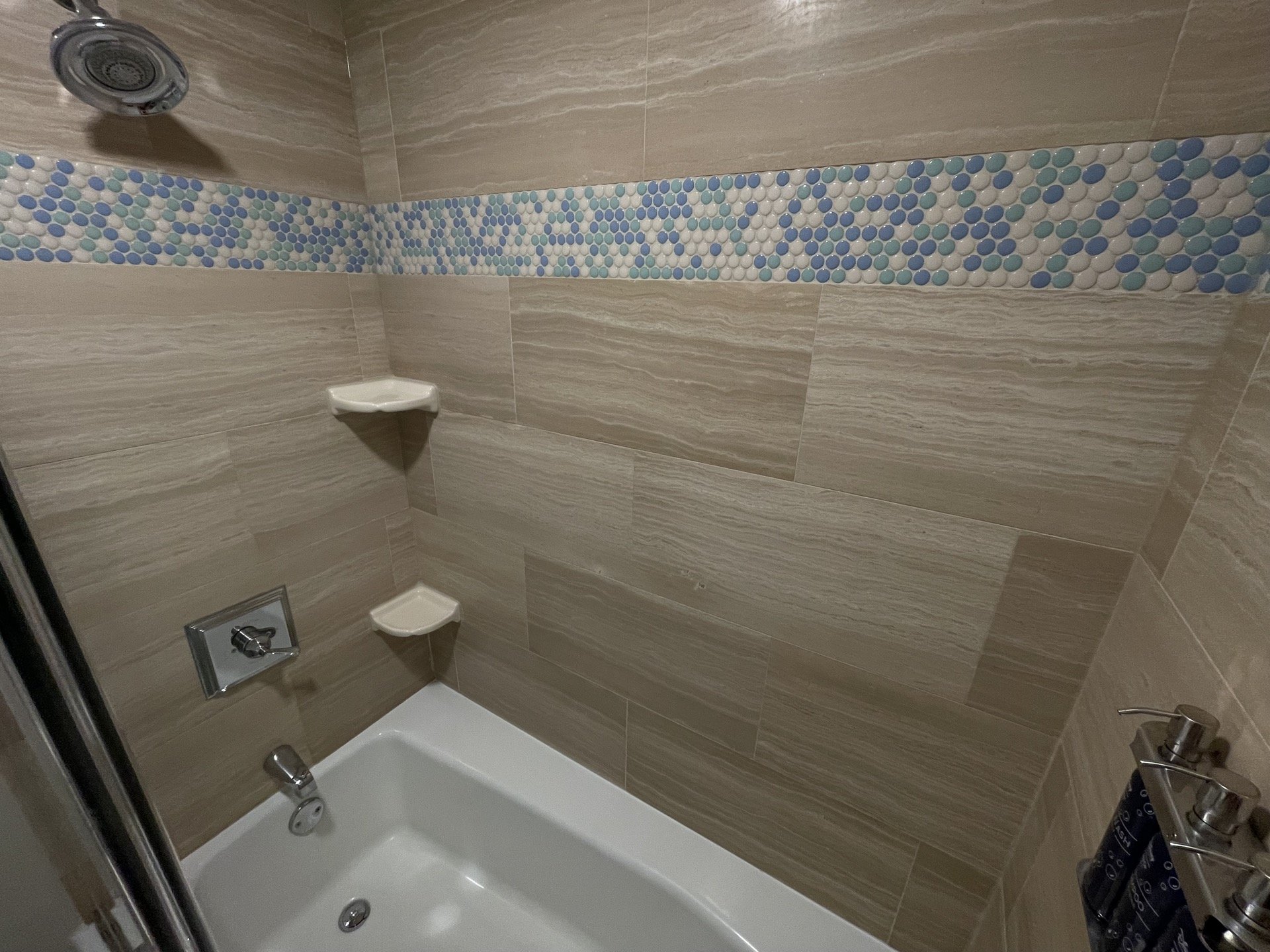 disney-world-boardwalk-inn-room-bathroom-04.jpeg