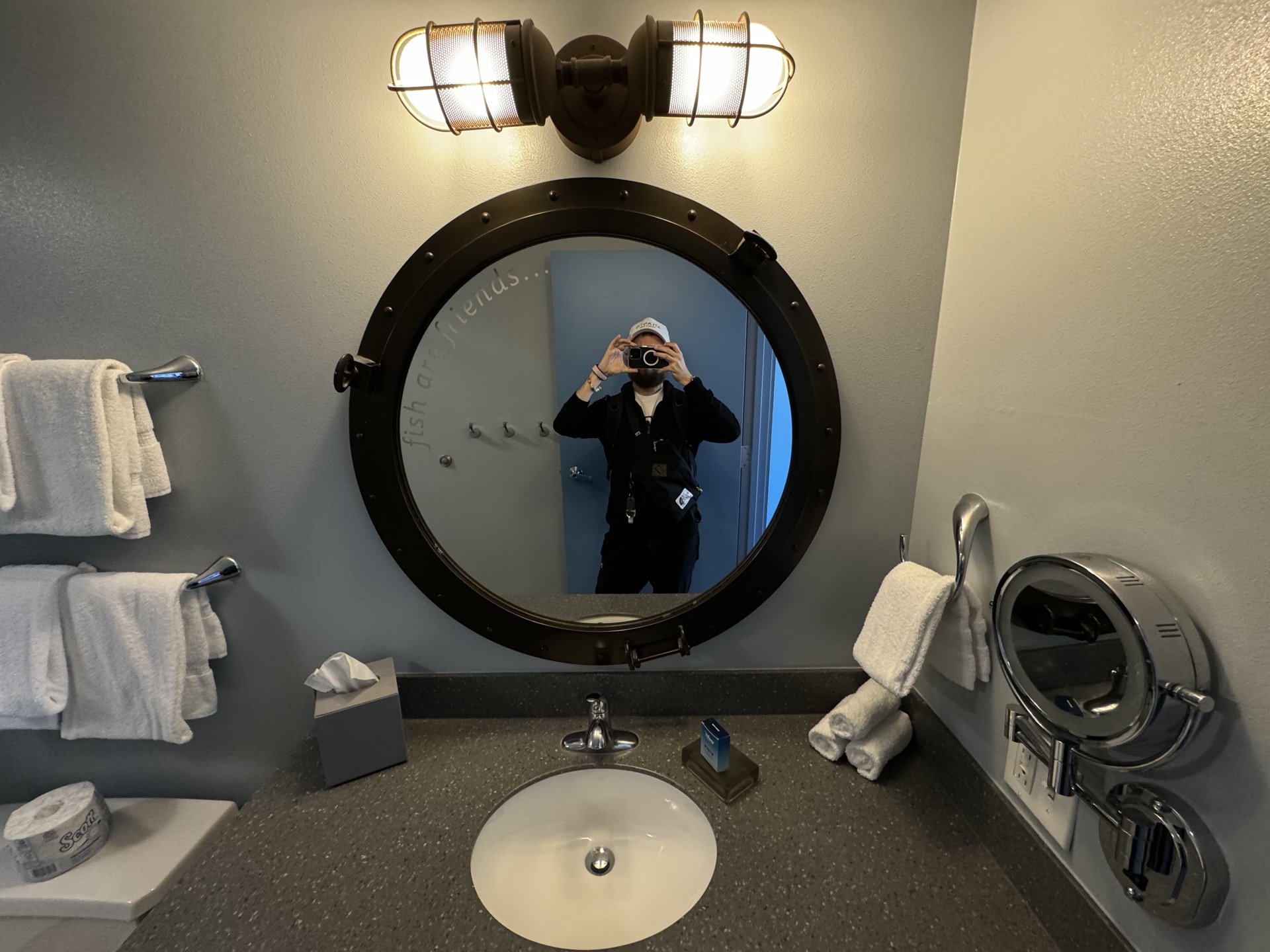 disney-world-art-of-animation-finding-nemo-bedroom-bathroom-02.jpeg