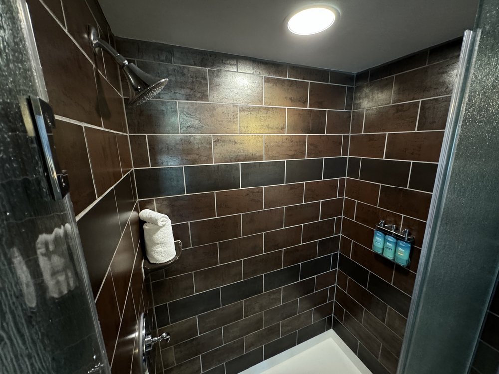 disney-world-art-of-animation-finding-nemo-bedroom-bathroom-03.jpeg