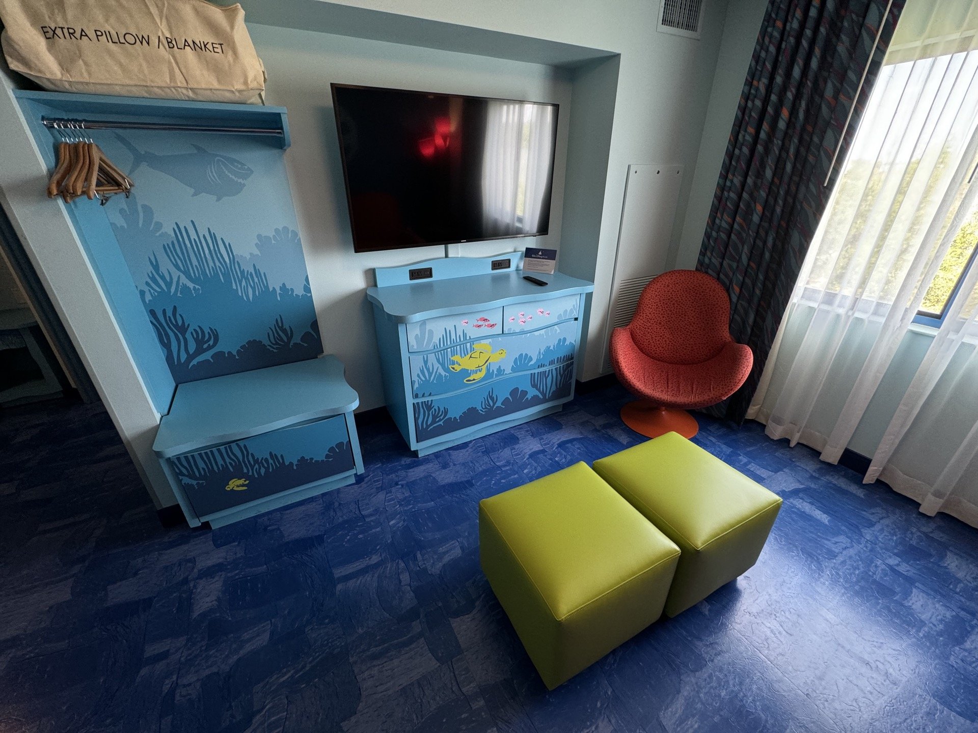 disney-world-art-of-animation-finding-nemo-living-room-05.jpeg