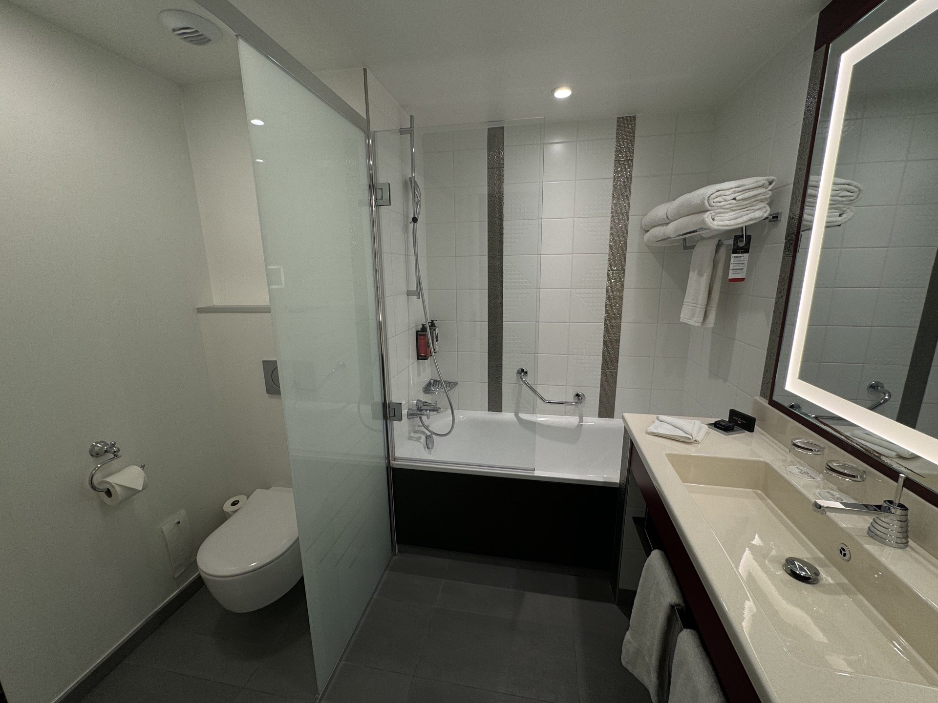 disney-hotel-new-york-art-of-marvel-room-bathroom-01.jpeg