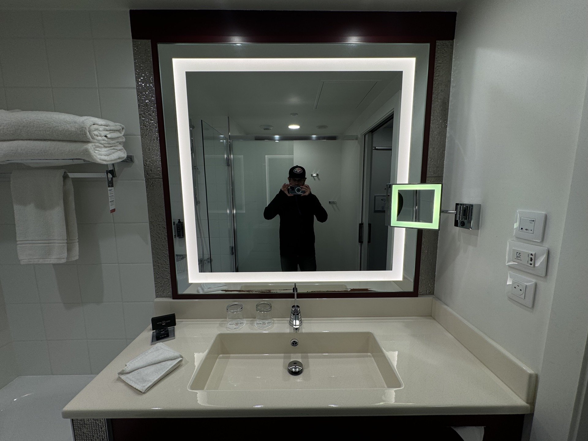 disney-hotel-new-york-art-of-marvel-room-bathroom-03.jpeg