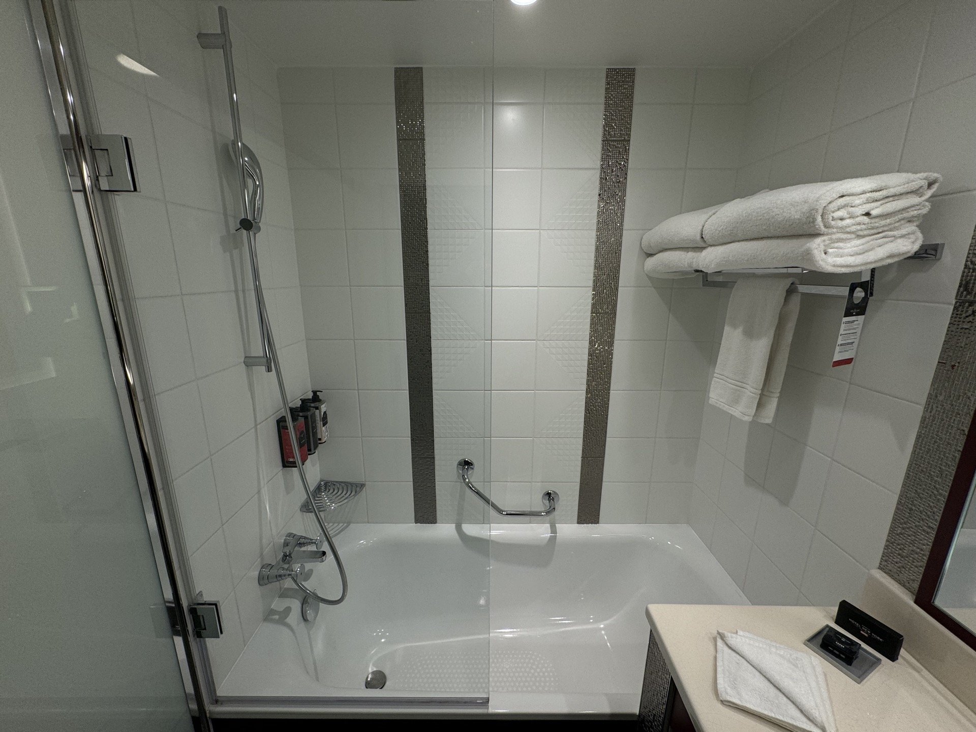 disney-hotel-new-york-art-of-marvel-room-bathroom-06.jpeg
