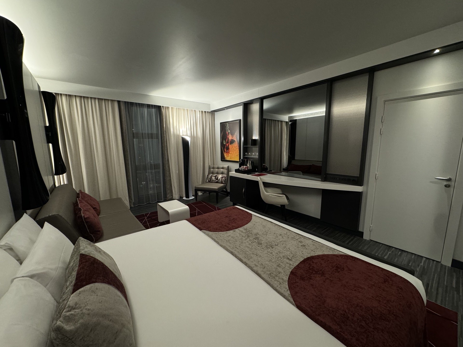 disney-hotel-new-york-art-of-marvel-room-04.jpeg