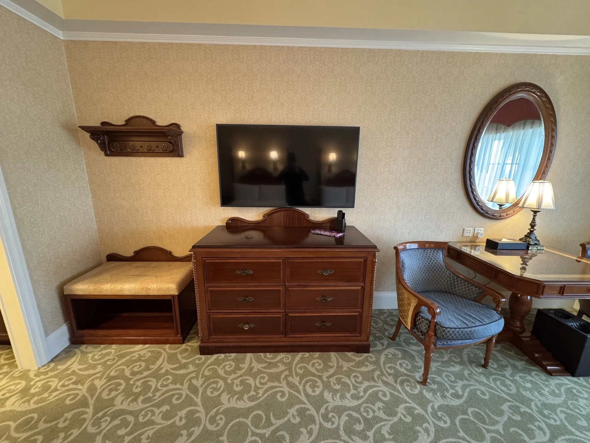 hong-kong-disneyland-hotel-room-console.jpeg