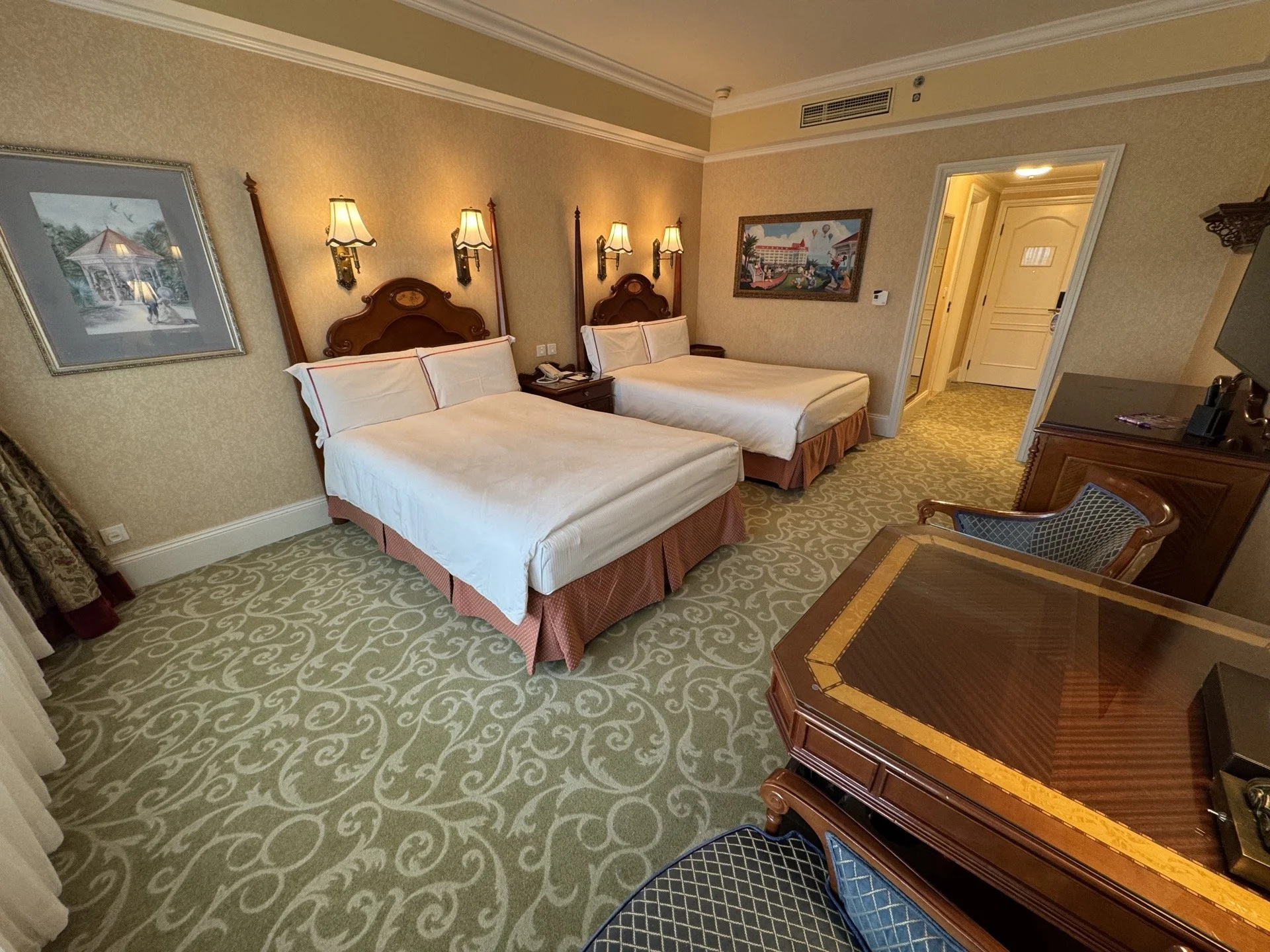 hong-kong-disneyland-hotel-room-corner-wide.jpeg