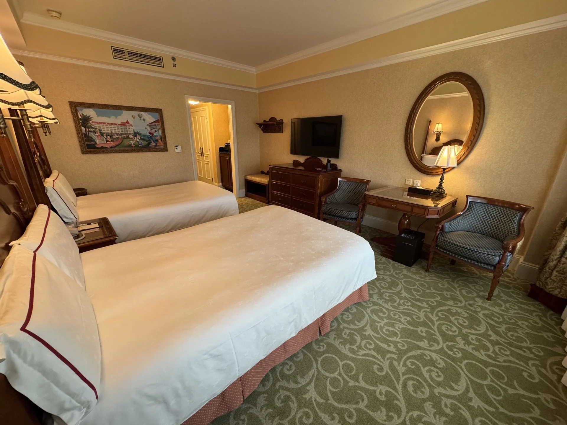 hong-kong-disneyland-hotel-room-corner2-wide.jpeg