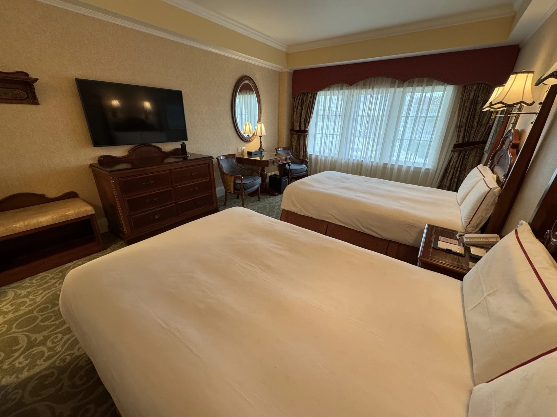 hong-kong-disneyland-hotel-room-corner3-wide.jpeg