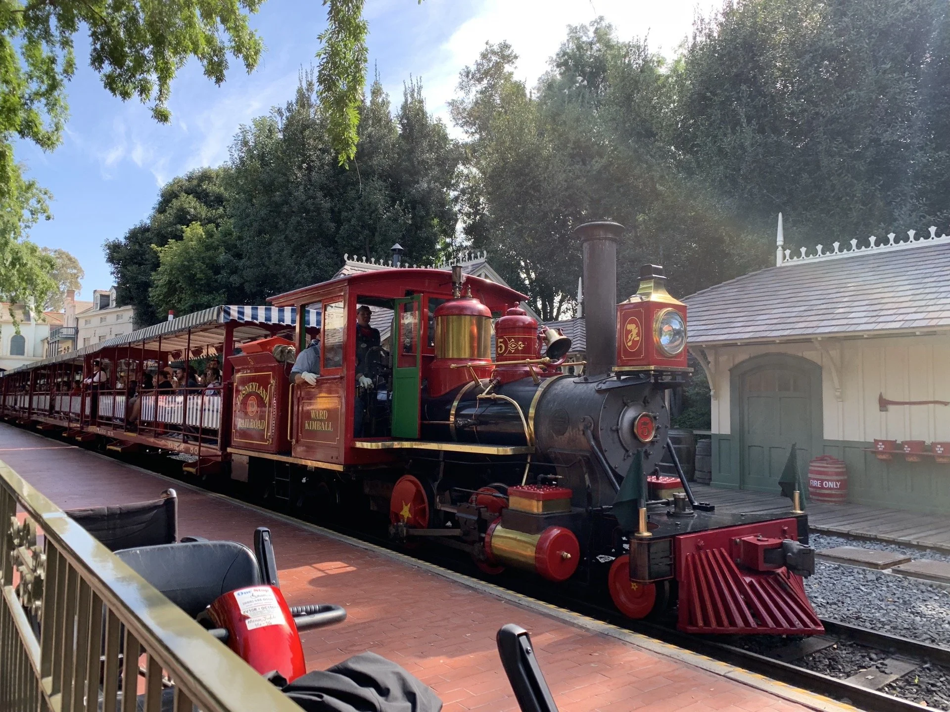 Disneyland Rides Guide + Rankings [2026]