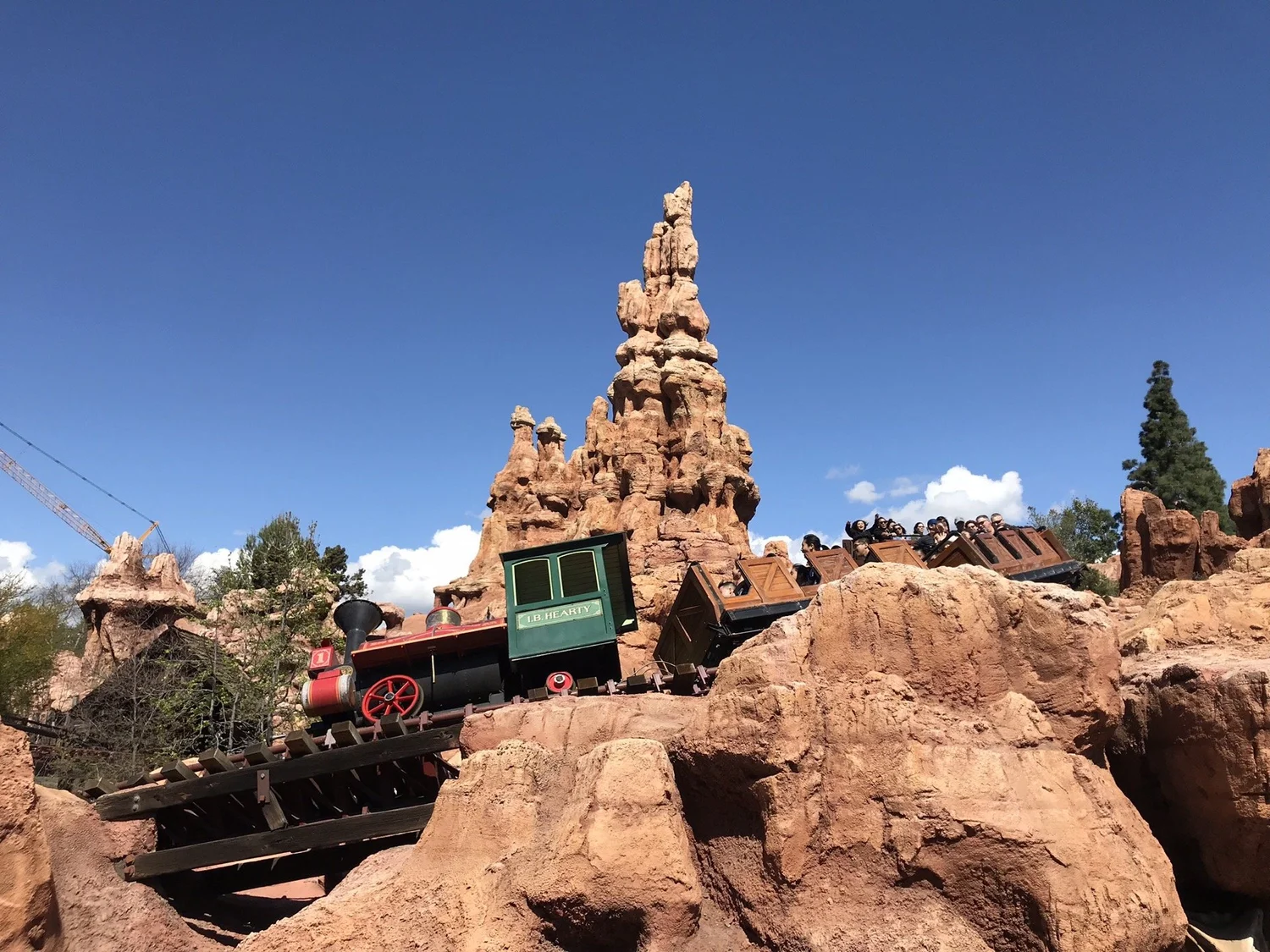 Disneyland Rides Guide + Rankings [2026]
