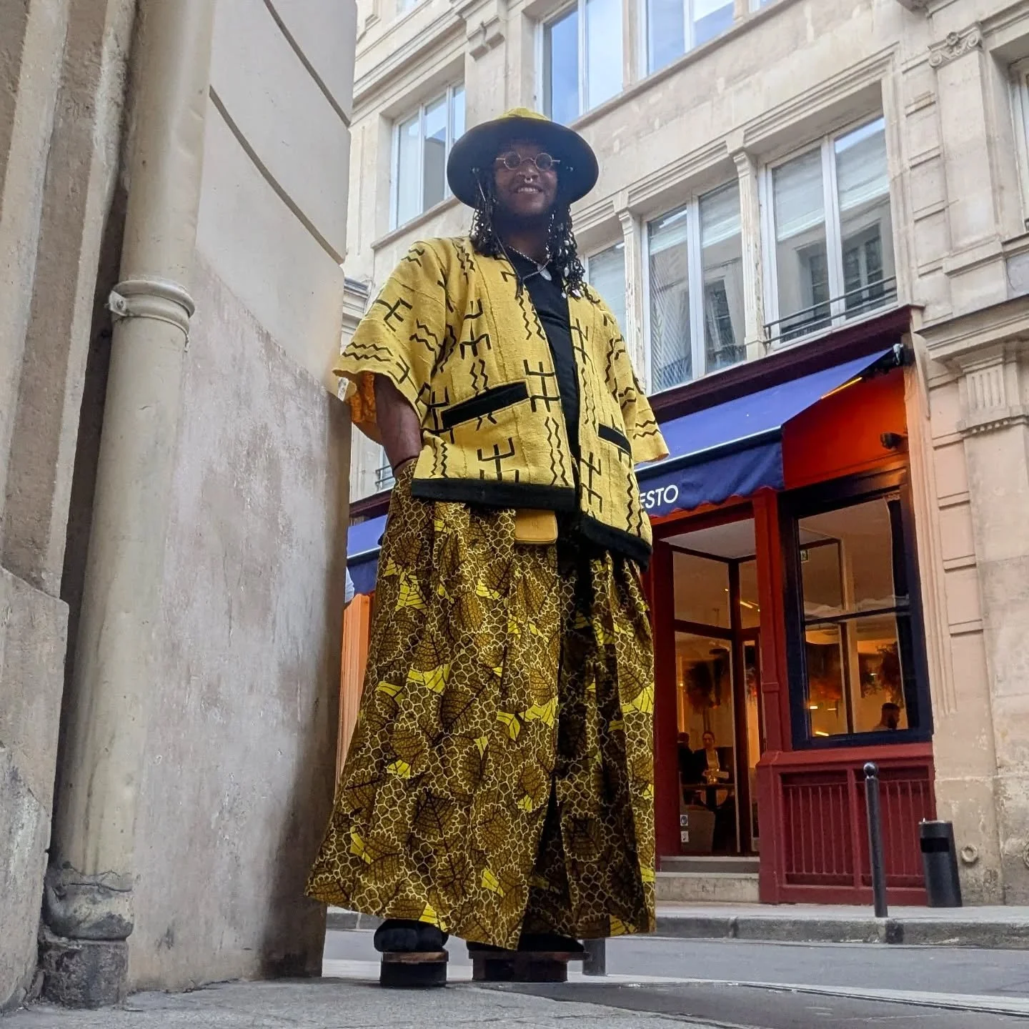 Don't forget the shoes honey 💅🏽 
Headed to the opening at the Palais de Tokyo. 
Fit check:
- shoes, borrowed from the hubs @golden_seahorse 
- pant, fabric @k8so_potato brought back from Rwanda and I made into Hakama pants
- basic tee
- kimono,