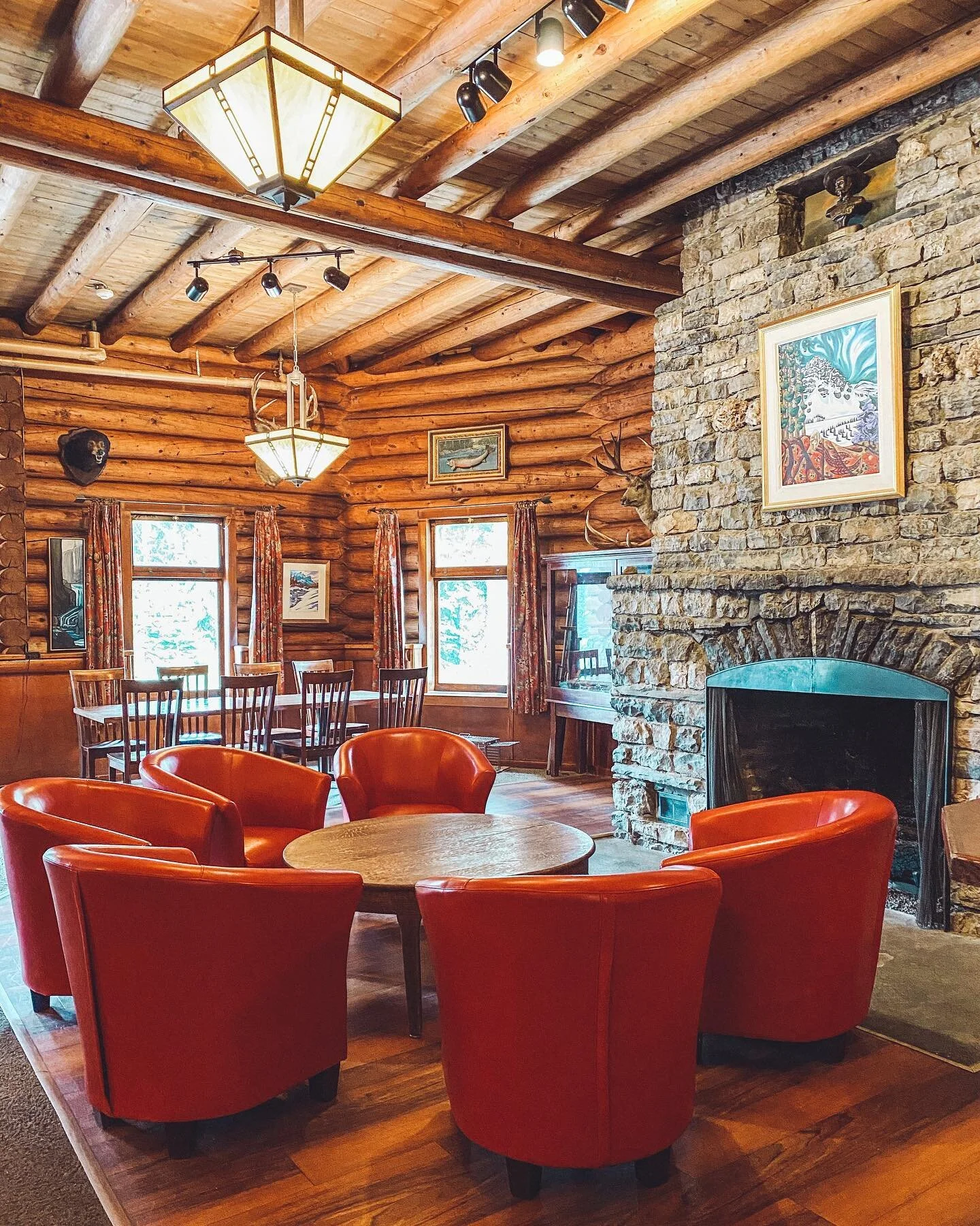 Ever wondered what it looks like inside the lodge?⁣⁣⁣
⁣⁣⁣
Check out our Elkhorn Dining Room where you can relax by the fire after a big day of hiking and have a drink 🍷⁣
⁣
Nights are selling out quick so get to our website and reserve your room now for 2021 ✨