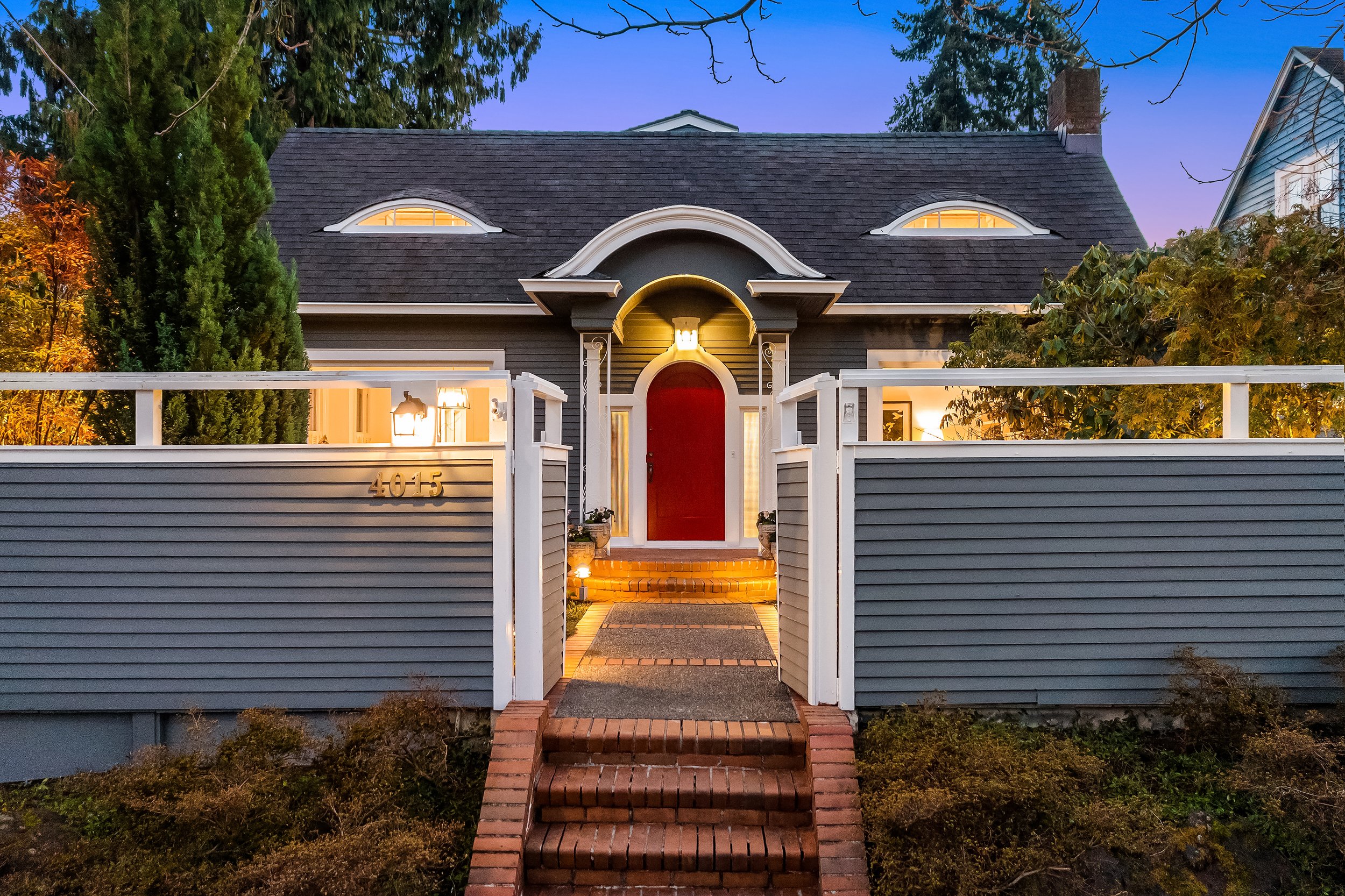  Rare offering to acquire this 1926 Washington Park classic. Situated among lovely gardens, this beauty is anchored within one of the neighborhoods most coveted locations. 
