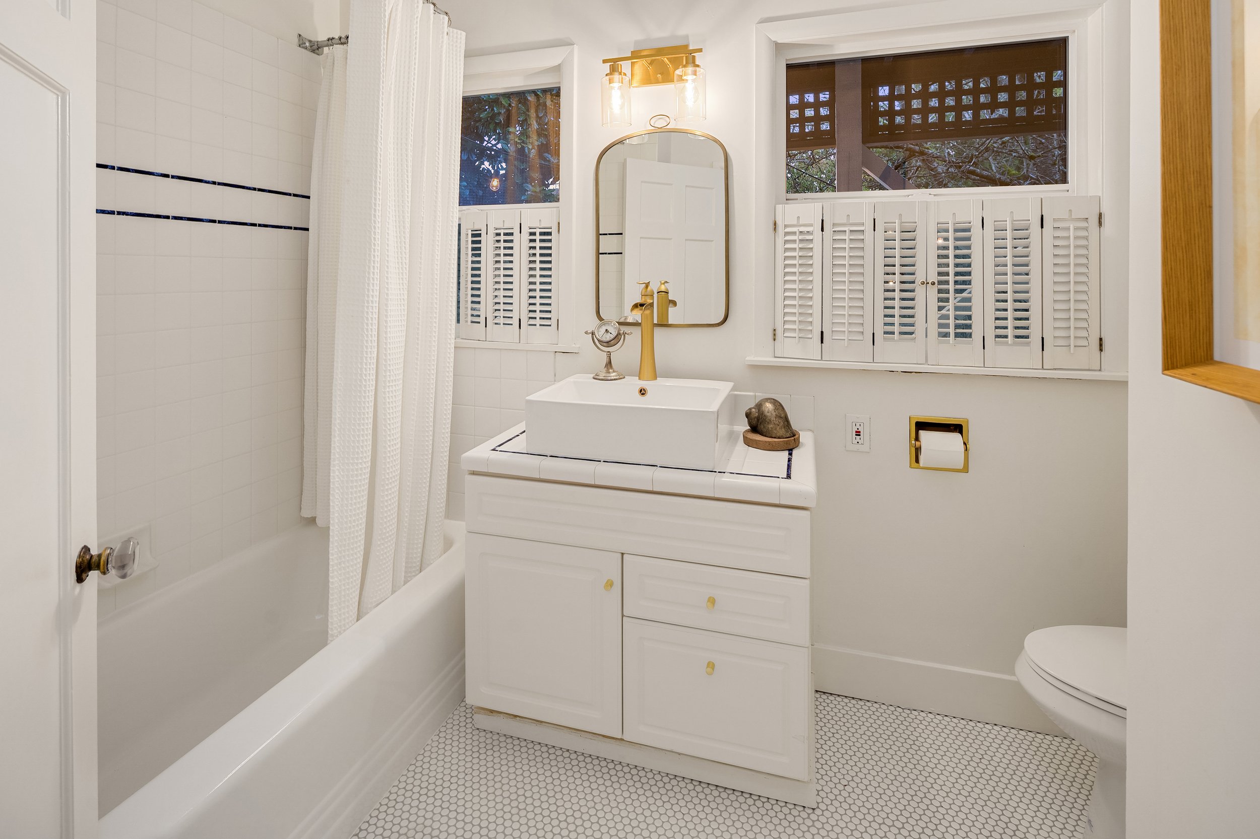  Recently updated with classic details to complement the home. This full bath on the main floor serves as powder room for guests and the 2 main floor bedrooms. 