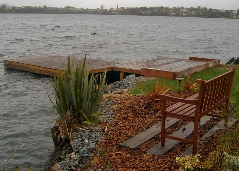 Lakeside launch and retrieve jetty