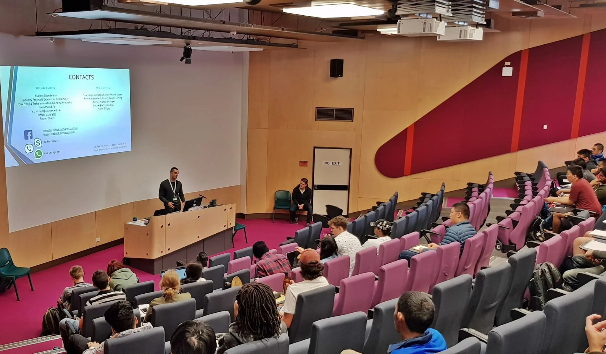 Momcilo Amovic govori o svom iskustvu u Australiji studentima na La Trobe Univerzitetu