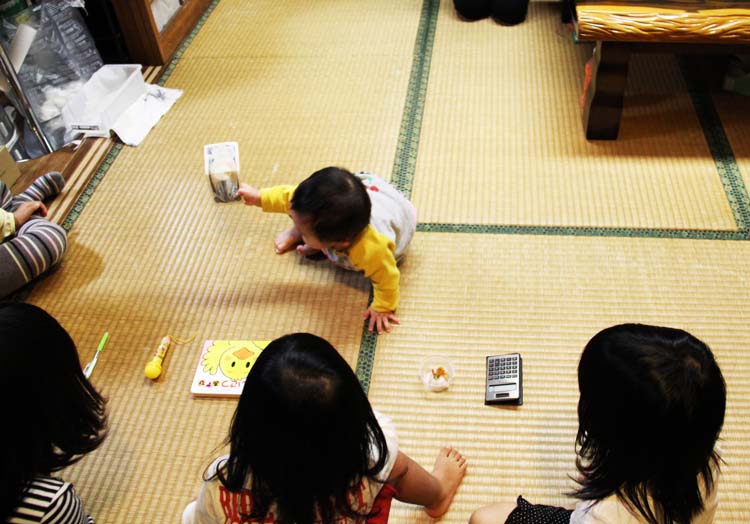 Many Asians have this tradition that 'predicts' the future of their kids base of items they would pick during their birthday . This baby shows an affinity towards money. (image from Japanupdate.com)