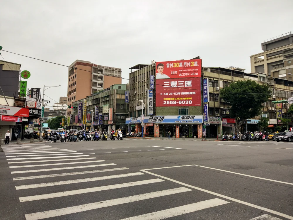 Then I sneaked out from Yuan Shan area and ride towards Shilin area.