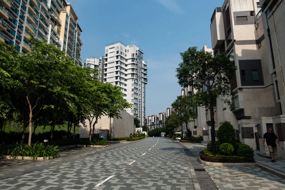 Way less crowded in Discovery Bay and it felt like I been transported out of Hong Kong. 