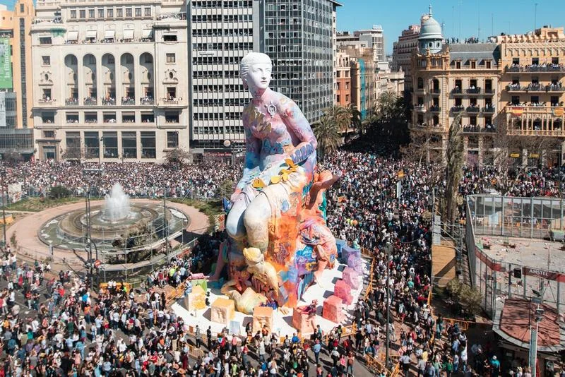 https___hypebeast.com_image_2019_03_pichiavo-sculpture-fallas-de-valencia-1.jpg
