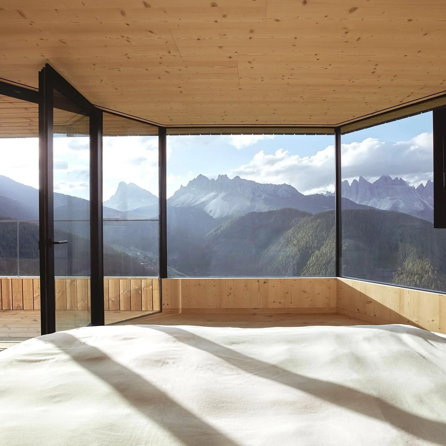 Forestis, South Tyrol, Italian Alps.
⠀⠀⠀⠀⠀⠀⠀⠀⠀
If we could be here, surrounded by dense woodland, watched over by the brooding Dolomites, at this sleek mountain spa retreat we would be, revelling in this peaceful connection with the elements. Carbon