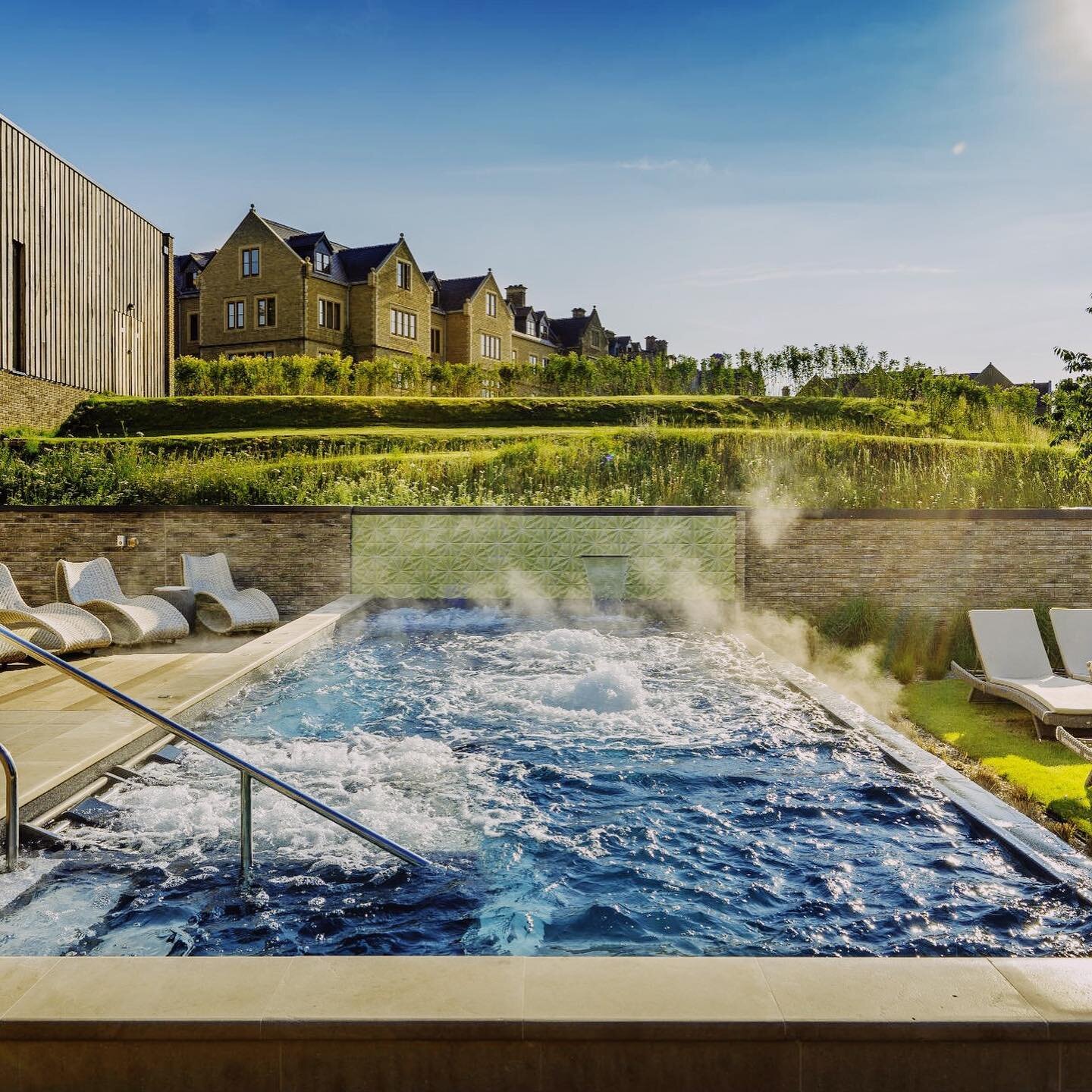 South Lodge, near Horsham, West Sussex 💚 What we loved about a spa break at this Exclusive hotel a couple of hours from London? It wasn’t just the South Down views to make an eco-luxury lover swoon — it’s the fact they’ve att