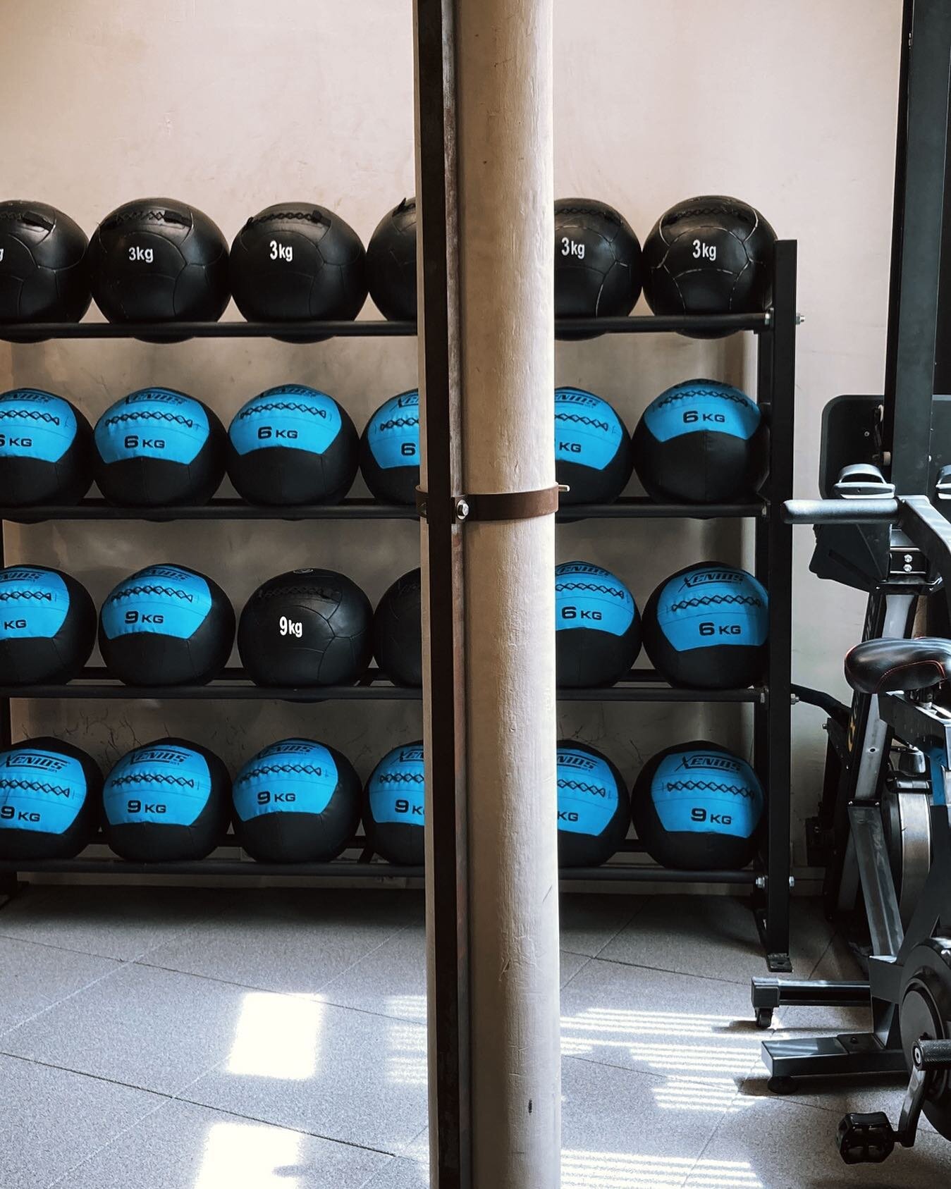 Le rack des Med Balls s&rsquo;est refait une beaut&eacute; 🔵⚫️

#crossfit #silvaticuscrossfit #crossfitparis #paris11 #wallball #medecineball #crossfitfrance