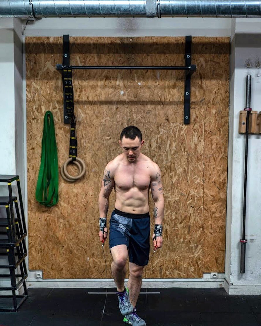 Le 🧠 pendant les wods 💭

📷 @alexg.insta 

#crossfit #silvaticuscrossfit #crossfitfrance #paris11 #crossfitparis #wod #doubleunders #rope #workout