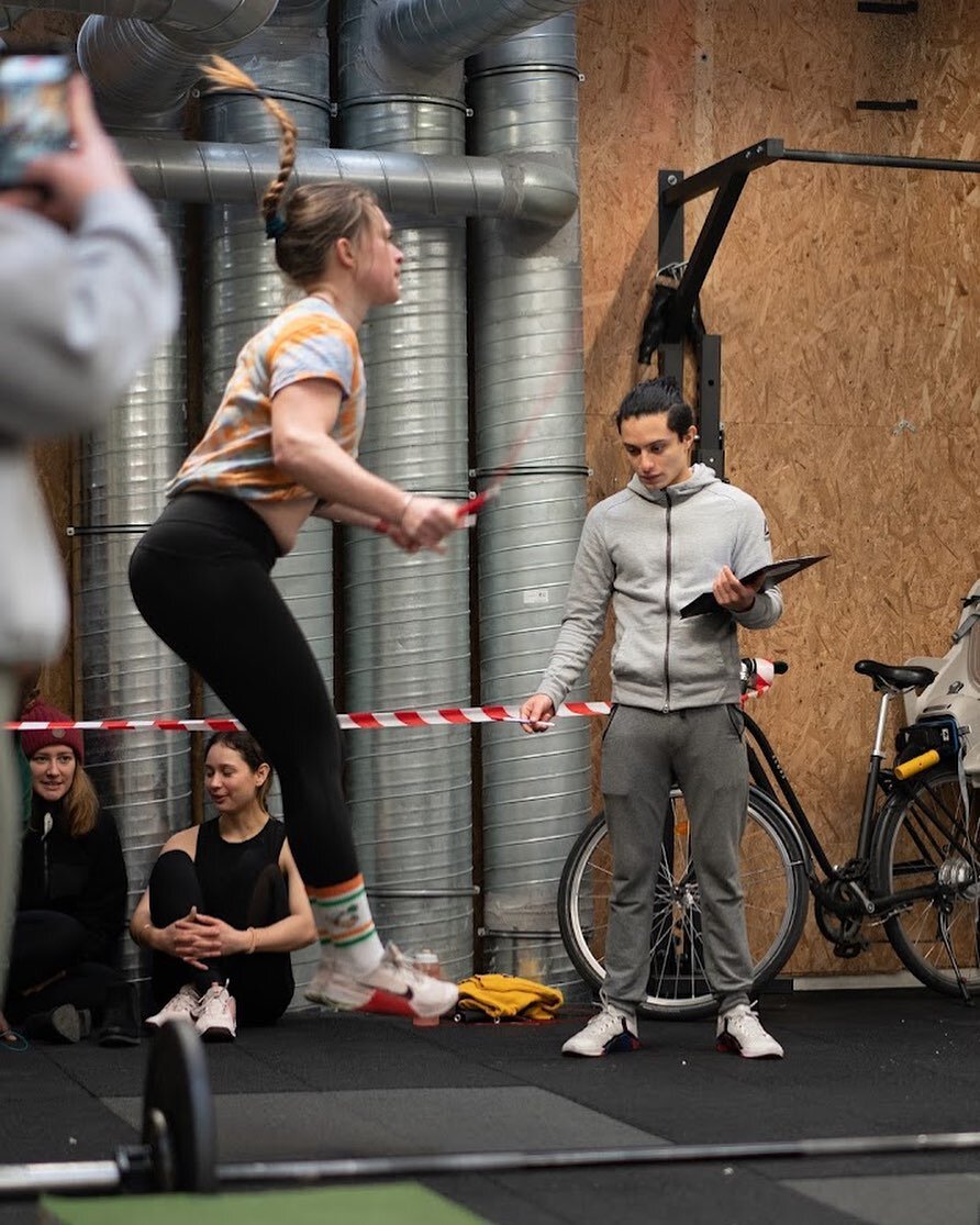 @jpg_314 en mode Wingardium Leviosa 🧙🏼&zwj;♂️🪄

📷 @alexg.insta 

#crossfit #silvaticuscrossfit #crossfitparis #paris11 #wod #ropejumping #crossfitfrance