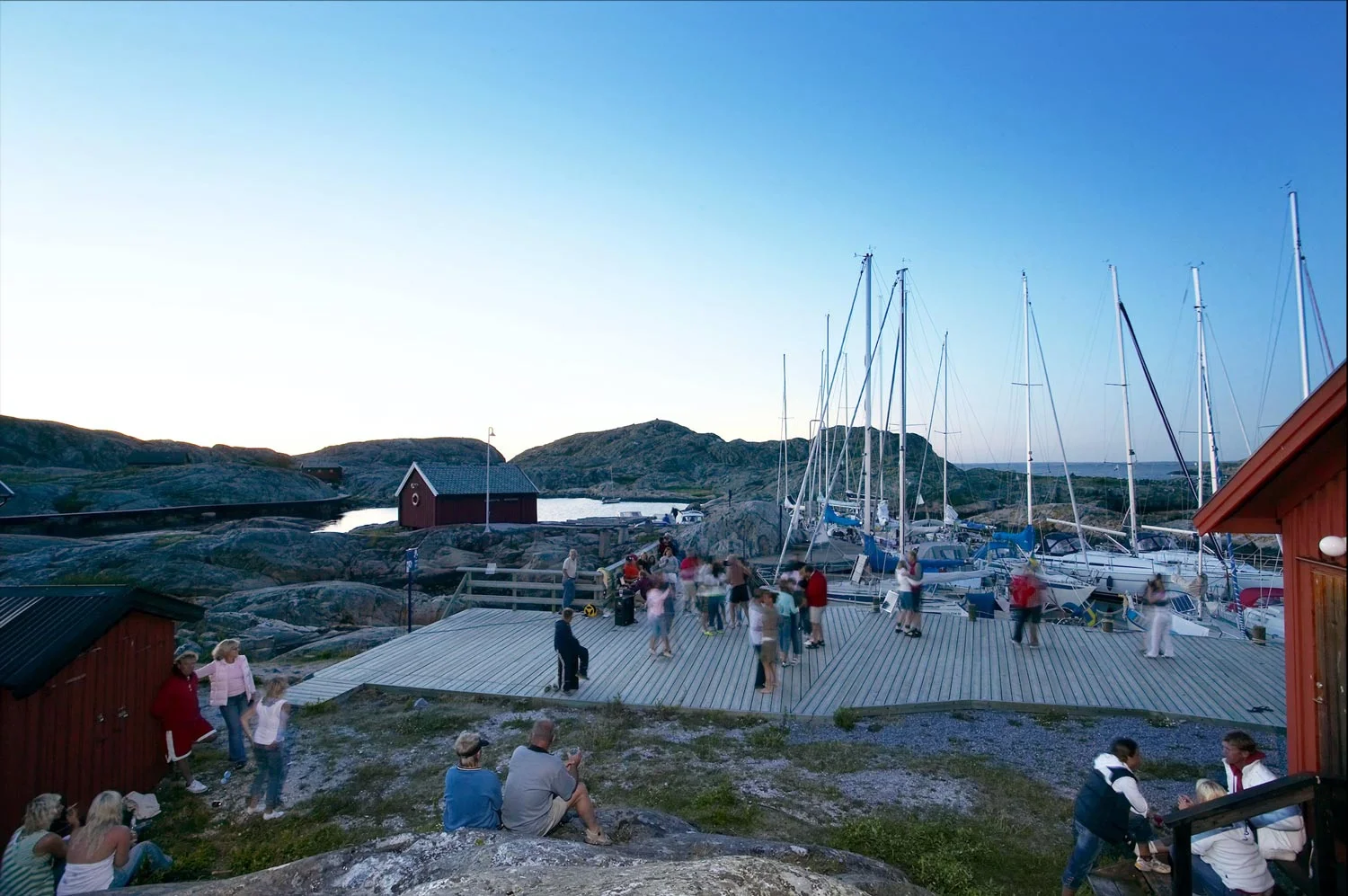It is typically Scandinavian to DANCE IN CLOSE EMBRACE on the piers