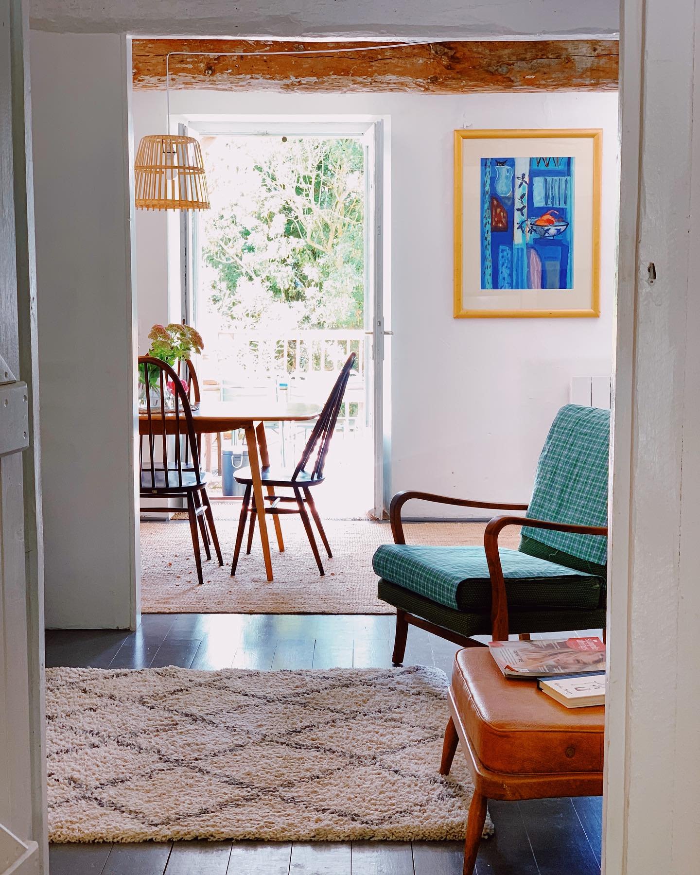 Simple interiors and lots of outdoor spots for soaking in the nature 🍃

Bon week-end. 

#gites #escape #occitanie #weekendauvert #limoux #aude#enjkey #lefooding #thelittlevoyager @simplethingsfr #ercol #frenchfarmhouse