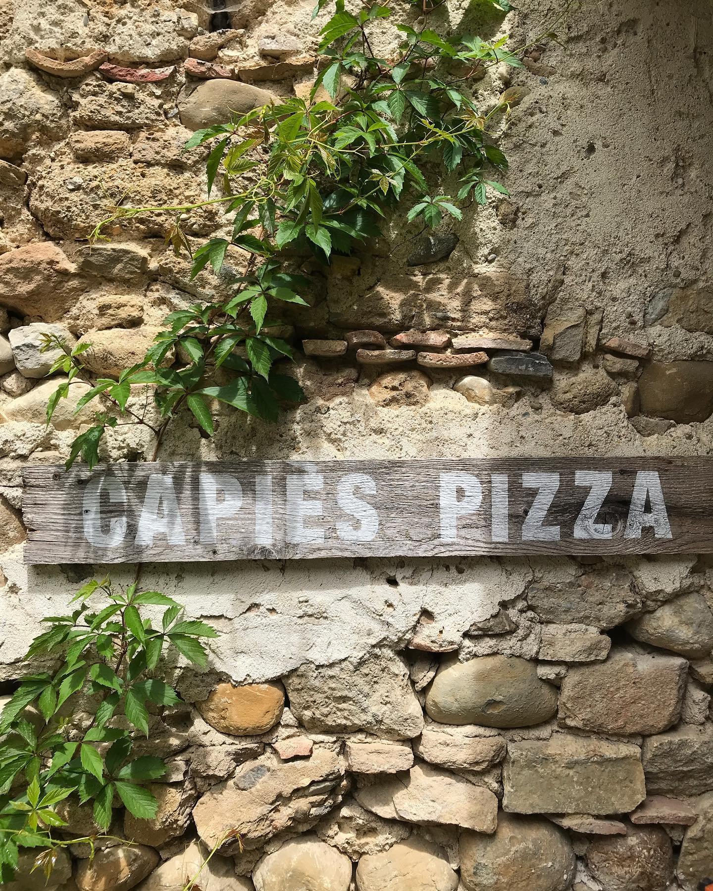 SUNDAYS &Agrave; CAPI&Egrave;S, PIZZA + WINE 

Nous sommes ouverts pour la pizza au feu de bois, tous les dimanches, de 12h30 &agrave; 15h30 &agrave; partir du dimanche 12 janvier. La po&ecirc;le sera allum&eacute;, des bo&icirc;tes de jouets pour le