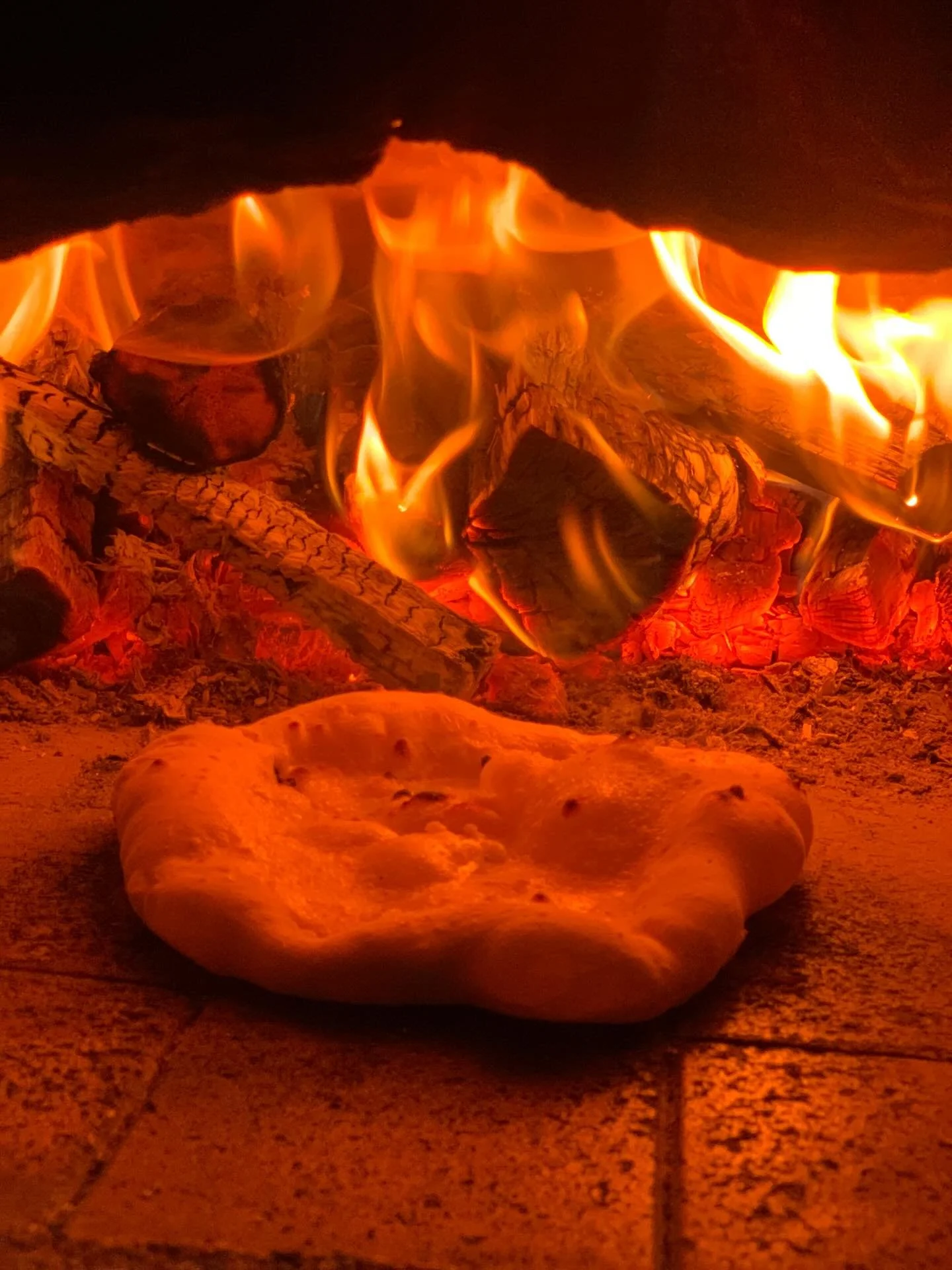 Celebrating ten years of pizza at Capi&egrave;s! Established 2016. 

After coming across an article in @deliciousmag on how to build the @rivercottagehq clay oven written by Andrew Webb (who randomly was a guest at Capi&egrave;s in 2019), Will, six y